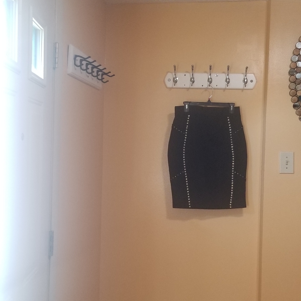 A body fit above the knee skirt